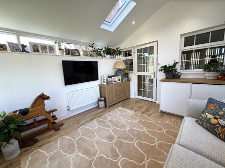 2 bedroom Semi-detached house for sale in Finch Close, Woodville, DE11