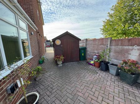 2 bedroom Semi-detached house for sale in Finch Close, Woodville, DE11