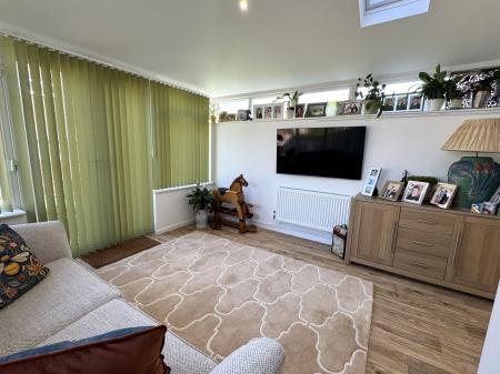 2 bedroom Semi-detached house for sale in Finch Close, Woodville, DE11