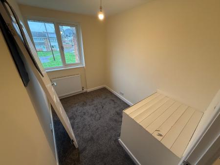 3 bedroom Terraced House to let in Oversetts Court, Newhall, DE11