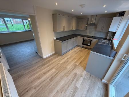 3 bedroom Terraced House to let in Oversetts Court, Newhall, DE11
