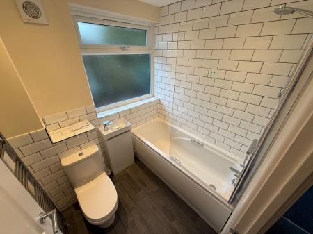 3 bedroom Terraced House to let in Oversetts Court, Newhall, DE11