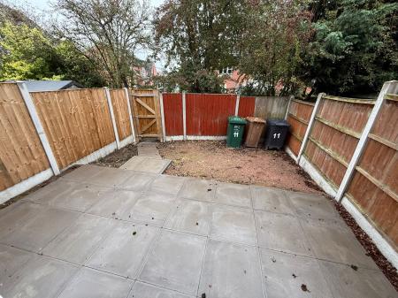 3 bedroom Terraced House to let in Oversetts Court, Newhall, DE11