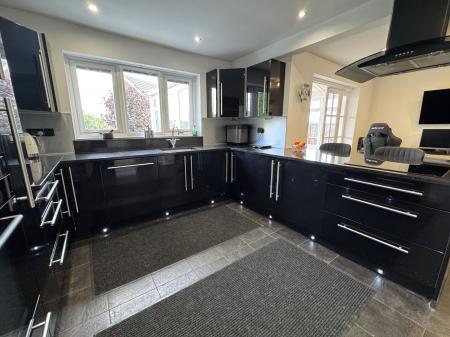 5 bedroom Detached house for sale in Newby Close, Burton-On-Trent, DE15