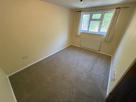 3 bedroom Semi-detached house to let in Bank Street, Castle Gresley, DE11