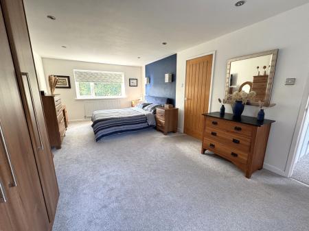 4 bedroom Detached house for sale in Newton Road, Burton-On-Trent, DE15