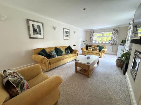 4 bedroom Detached house for sale in Newton Road, Burton-On-Trent, DE15