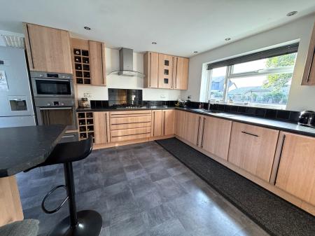 4 bedroom Detached house for sale in Newton Road, Burton-On-Trent, DE15