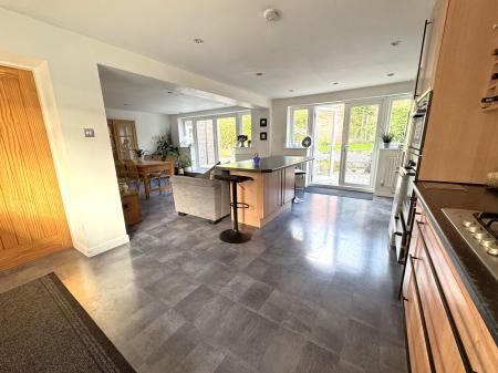 4 bedroom Detached house for sale in Newton Road, Burton-On-Trent, DE15