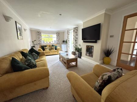 4 bedroom Detached house for sale in Newton Road, Burton-On-Trent, DE15