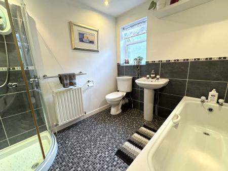 4 bedroom Detached house for sale in Newton Road, Burton-On-Trent, DE15