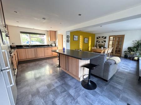 4 bedroom Detached house for sale in Newton Road, Burton-On-Trent, DE15