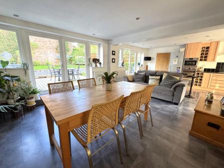 4 bedroom Detached house for sale in Newton Road, Burton-On-Trent, DE15