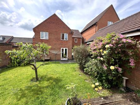 4 bedroom Detached house to let in Greenwich Avenue, Church Gresley, DE11