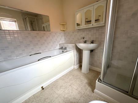 4 bedroom Detached house to let in Greenwich Avenue, Church Gresley, DE11