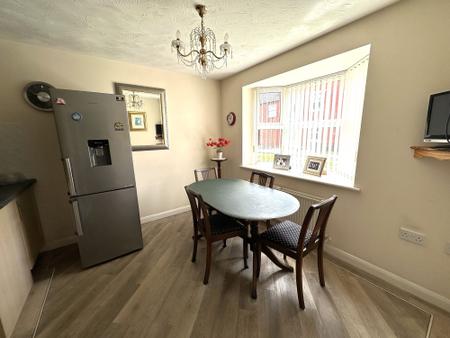 4 bedroom Detached house to let in Greenwich Avenue, Church Gresley, DE11
