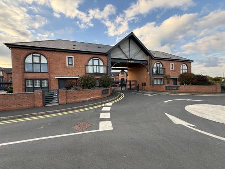 2 bedroom Flat to let in Barton Turn, Barton Under Needwood, DE13