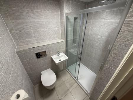 2 bedroom Flat to let in Barton Turn, Barton Under Needwood, DE13