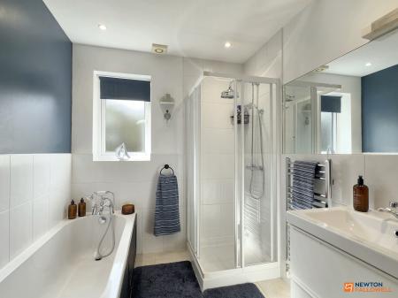 5 bedroom Detached house for sale in Abbotts Oak Drive, Coalville, LE67