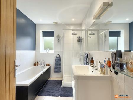 5 bedroom Detached house for sale in Abbotts Oak Drive, Coalville, LE67