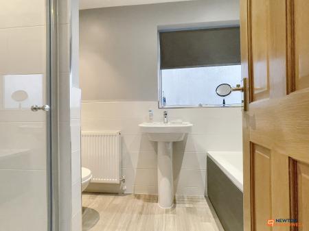 4 bedroom Detached house for sale in Oakham Drive, Coalville, LE67