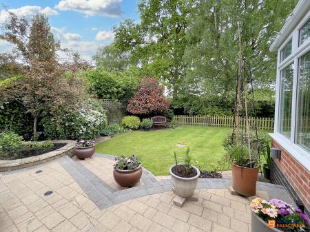 4 bedroom Detached house for sale in Oakham Drive, Coalville, LE67