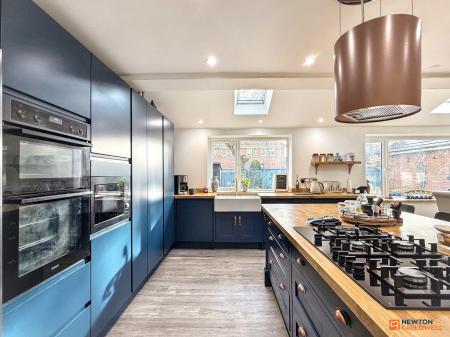 4 bedroom Detached house for sale in Buckingham Road, Coalville, LE67