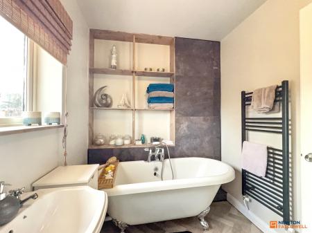 4 bedroom Detached house for sale in Buckingham Road, Coalville, LE67