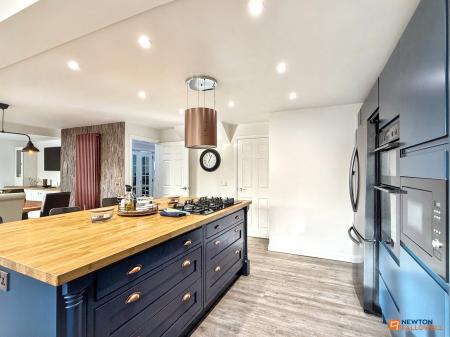 4 bedroom Detached house for sale in Buckingham Road, Coalville, LE67