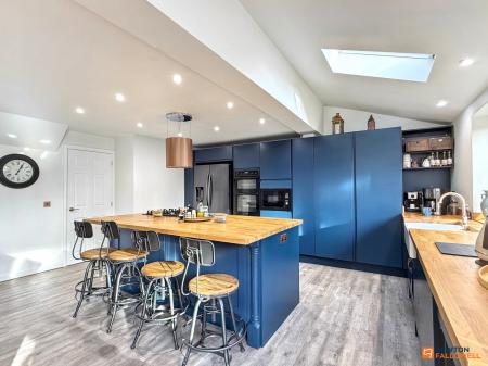 4 bedroom Detached house for sale in Buckingham Road, Coalville, LE67