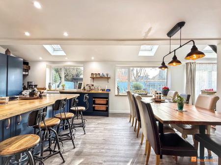 4 bedroom Detached house for sale in Buckingham Road, Coalville, LE67