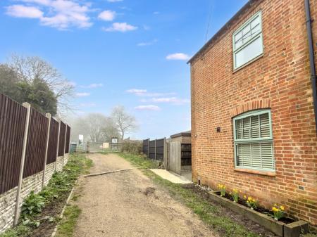 3 bedroom Semi-detached house for sale in The Green, Markfield, LE67