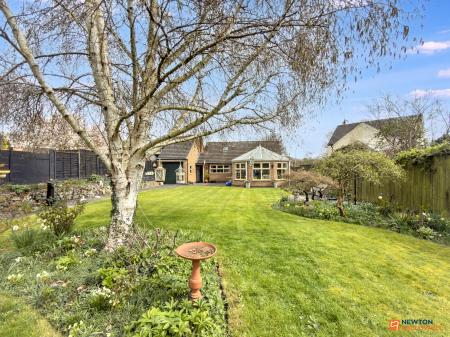 4 bedroom Bungalow for sale in Station Road, Hugglescote, LE67