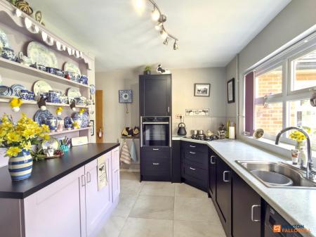 4 bedroom Bungalow for sale in Station Road, Hugglescote, LE67