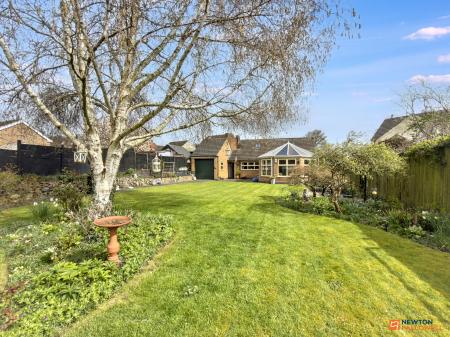 4 bedroom Bungalow for sale in Station Road, Hugglescote, LE67