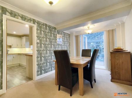 4 bedroom Detached house for sale in Oakham Drive, Coalville, LE67