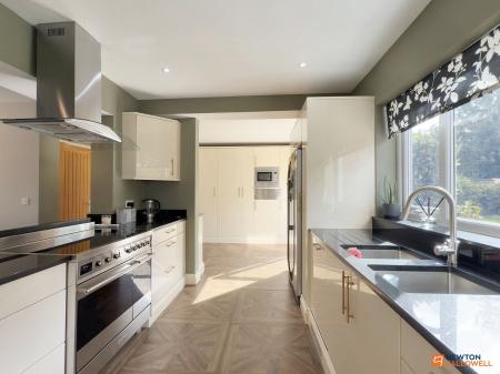 5 bedroom Detached house for sale in Abbotts Oak Drive, Coalville, LE67
