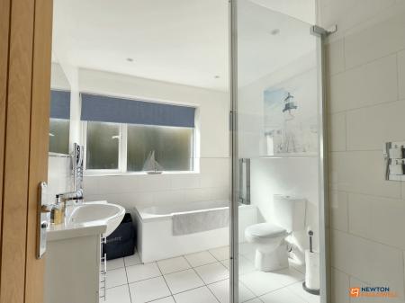 5 bedroom Detached house for sale in Abbotts Oak Drive, Coalville, LE67