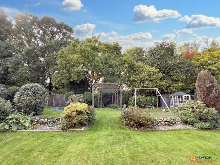 5 bedroom Detached house for sale in Abbotts Oak Drive, Coalville, LE67