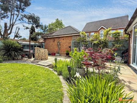 4 bedroom Detached house for sale in Buckingham Road, Coalville, LE67