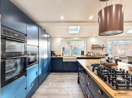 4 bedroom Detached house for sale in Buckingham Road, Coalville, LE67
