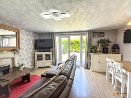 3 bedroom Semi-detached house for sale in Hawthorn Close, Coalville, LE67
