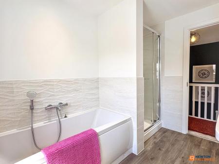 4 bedroom Detached house for sale in Summers Road, Hugglescote, LE67