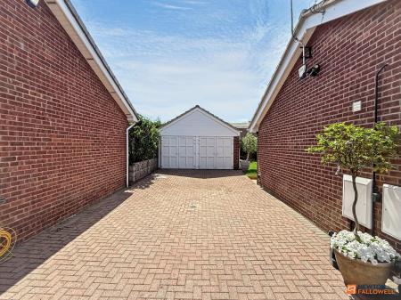 2 bedroom Detached bungalow for sale in Heathfield, Thringstone, LE67