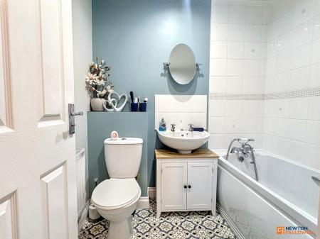 4 bedroom Semi-detached house for sale in Lakeshore Crescent, Whitwick, LE67