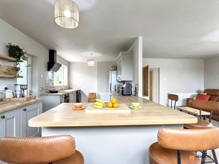 2 bedroom Detached bungalow for sale in Oakham Drive, Coalville, LE67