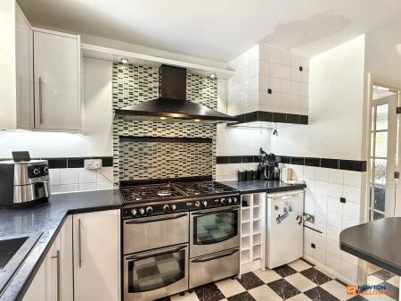 4 bedroom Semi-detached house for sale in Broom Leys Road, Coalville, LE67