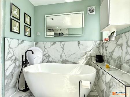 4 bedroom Semi-detached house for sale in Broom Leys Road, Coalville, LE67