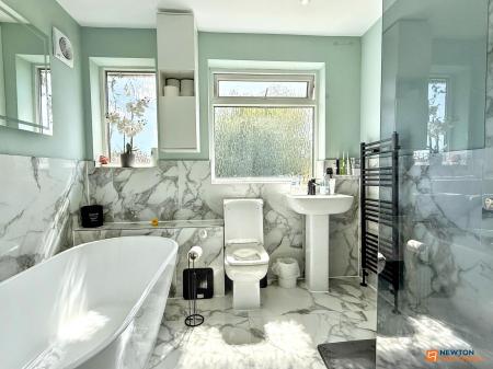 4 bedroom Semi-detached house for sale in Broom Leys Road, Coalville, LE67