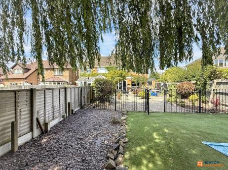 4 bedroom Semi-detached house for sale in Broom Leys Road, Coalville, LE67